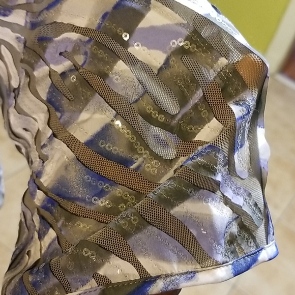 Top it has #2 on tag I'm thinking it's a plus size - Picture 3 of 4